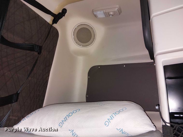 image for item YA1383 2017 Volvo VNL semi truck