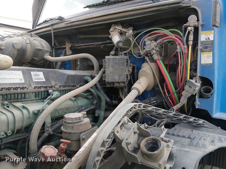 image for item YA1383 2017 Volvo VNL semi truck