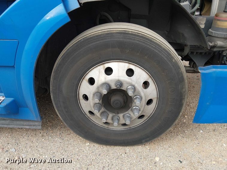 image for item YA1383 2017 Volvo VNL semi truck