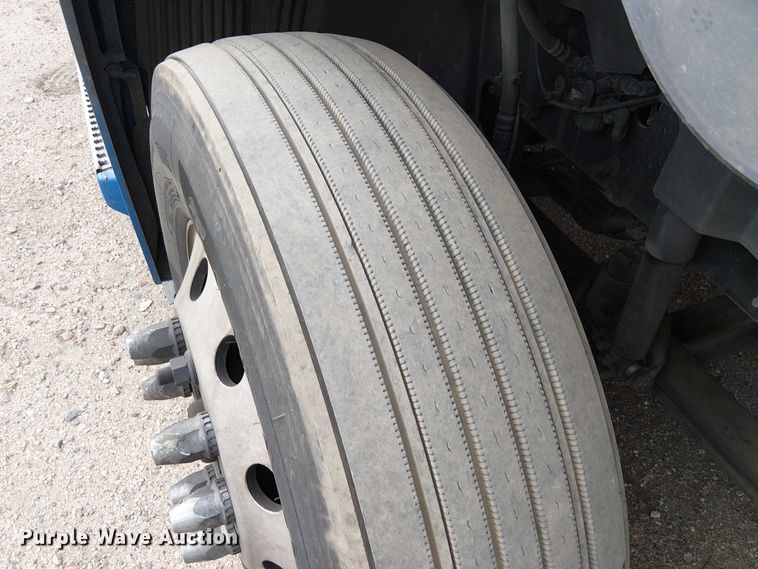 image for item YA1383 2017 Volvo VNL semi truck