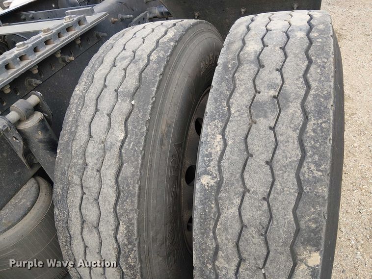 image for item YA1383 2017 Volvo VNL semi truck