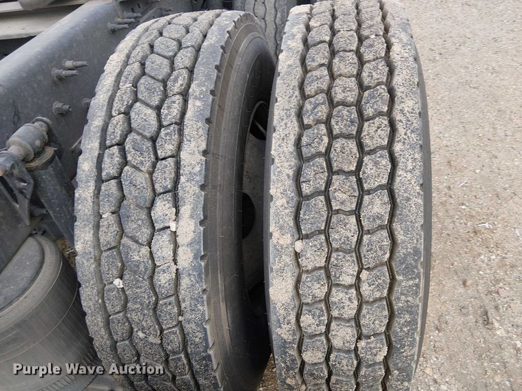 image for item YA1383 2017 Volvo VNL semi truck