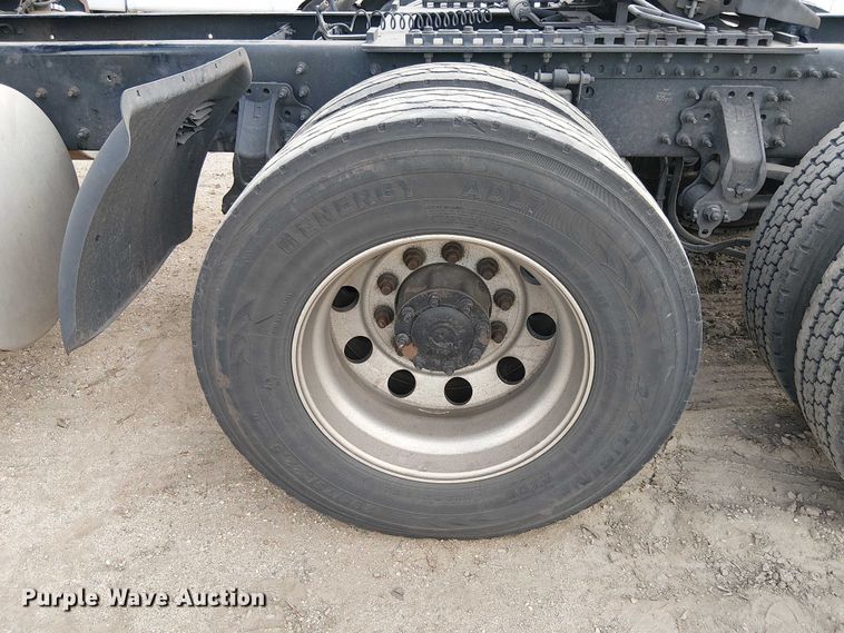 image for item YA1383 2017 Volvo VNL semi truck