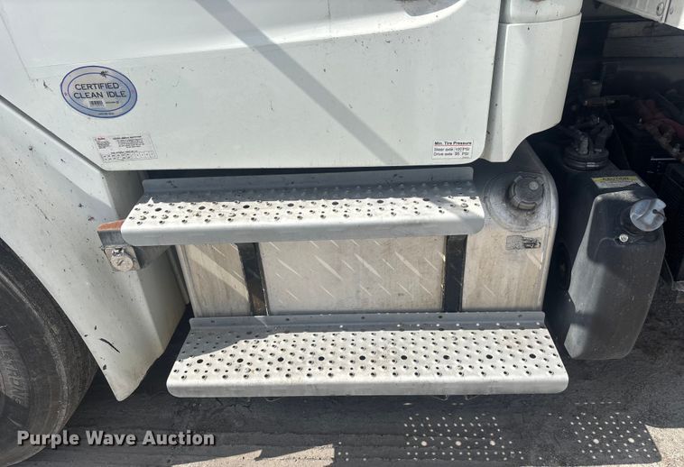 image for item YA1384 2019 Freightliner Business Class M2 box truck