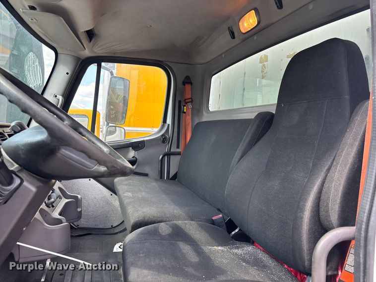 image for item YA1384 2019 Freightliner Business Class M2 box truck