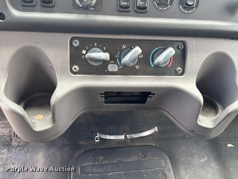 image for item YA1384 2019 Freightliner Business Class M2 box truck