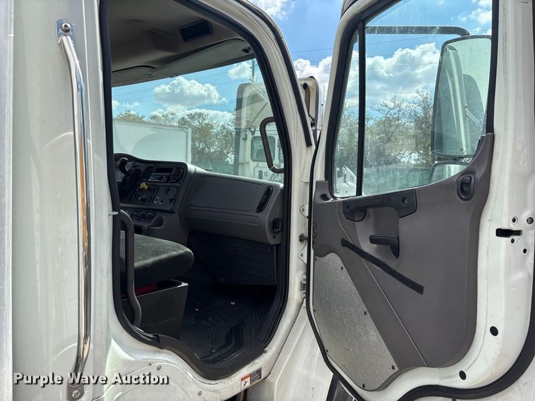 image for item YA1384 2019 Freightliner Business Class M2 box truck