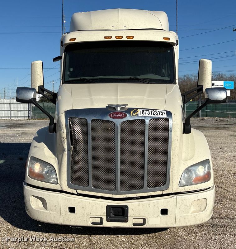 image for item YA1394 2017 Peterbilt 579  semi truck