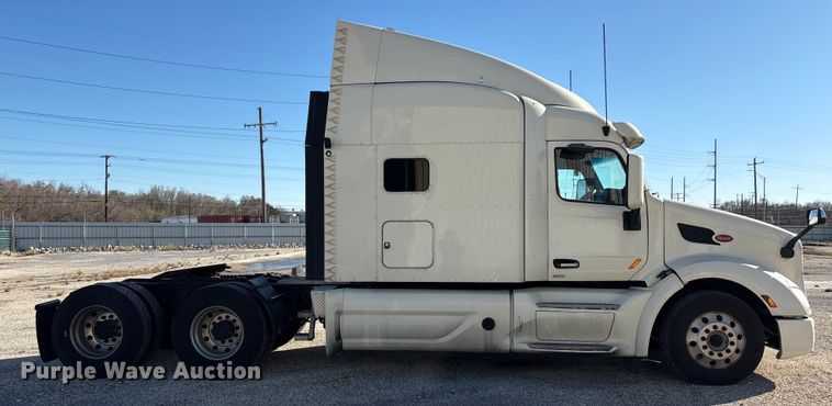 image for item YA1394 2017 Peterbilt 579  semi truck