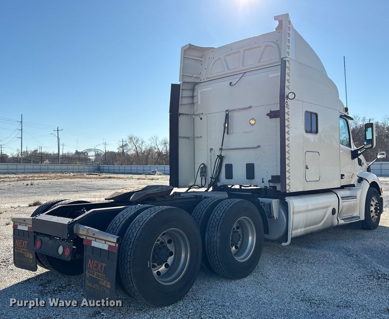 image for item YA1394 2017 Peterbilt 579  semi truck