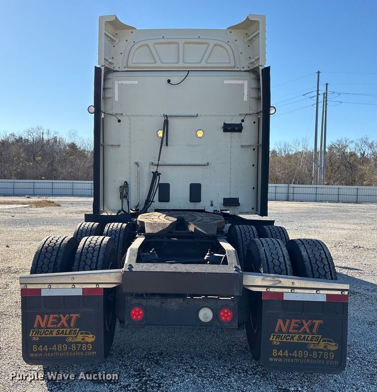 image for item YA1394 2017 Peterbilt 579  semi truck