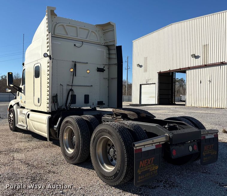 image for item YA1394 2017 Peterbilt 579  semi truck