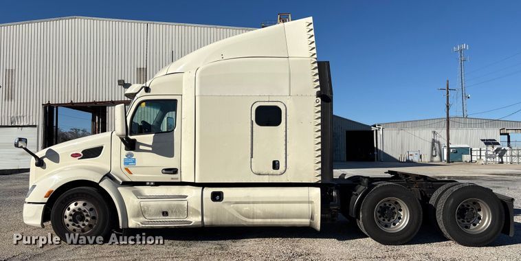 image for item YA1394 2017 Peterbilt 579  semi truck