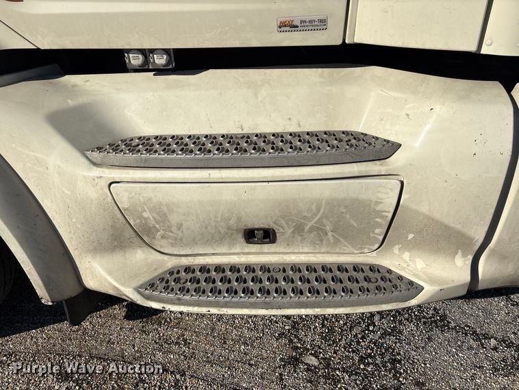 image for item YA1394 2017 Peterbilt 579  semi truck