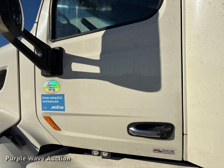 image for item YA1394 2017 Peterbilt 579  semi truck