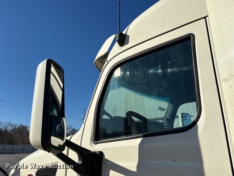 image for item YA1394 2017 Peterbilt 579  semi truck