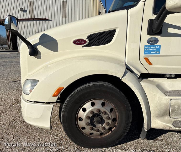 image for item YA1394 2017 Peterbilt 579  semi truck