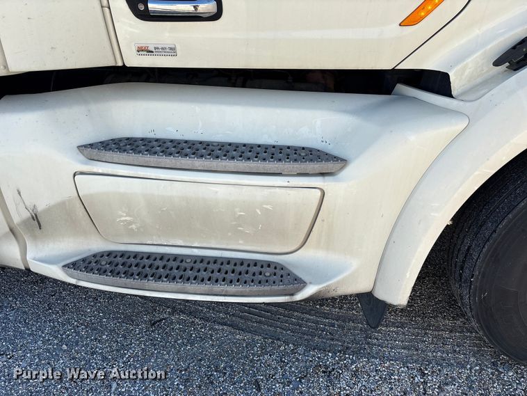 image for item YA1394 2017 Peterbilt 579  semi truck