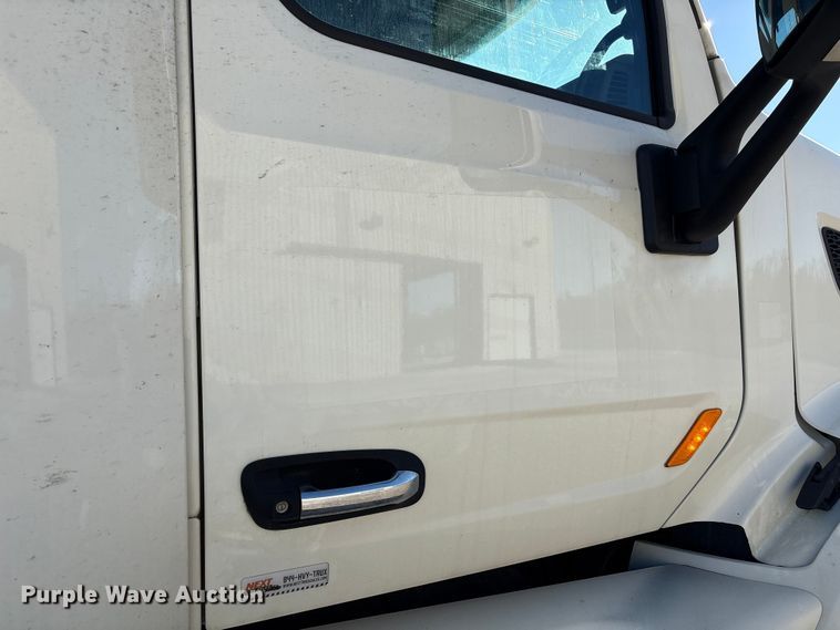 image for item YA1394 2017 Peterbilt 579  semi truck