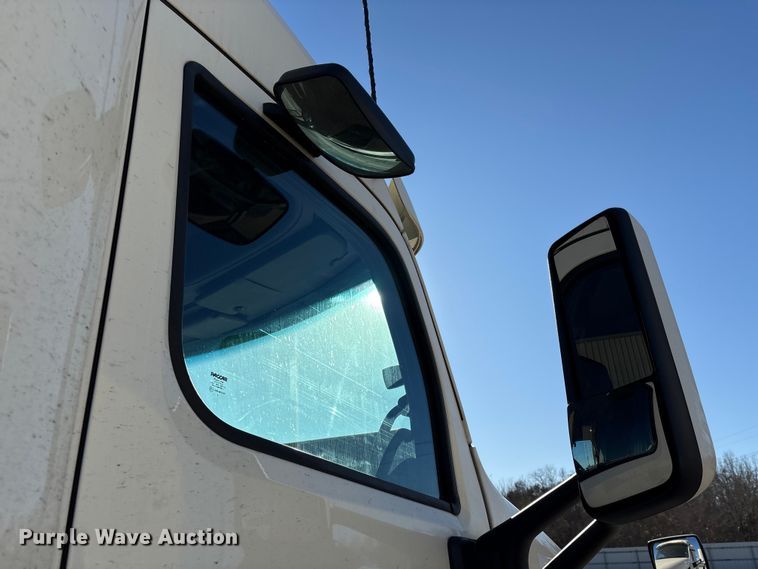 image for item YA1394 2017 Peterbilt 579  semi truck