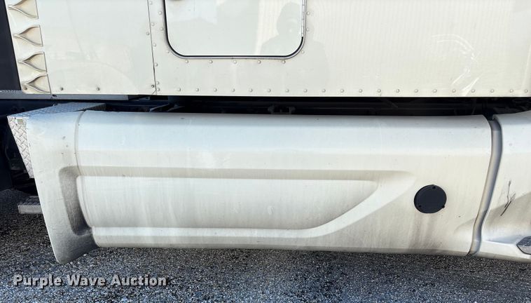 image for item YA1394 2017 Peterbilt 579  semi truck