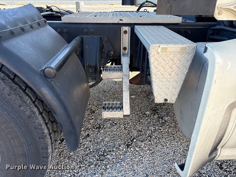 image for item YA1394 2017 Peterbilt 579  semi truck