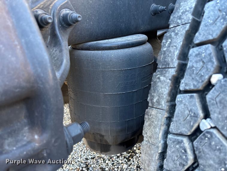 image for item YA1394 2017 Peterbilt 579  semi truck