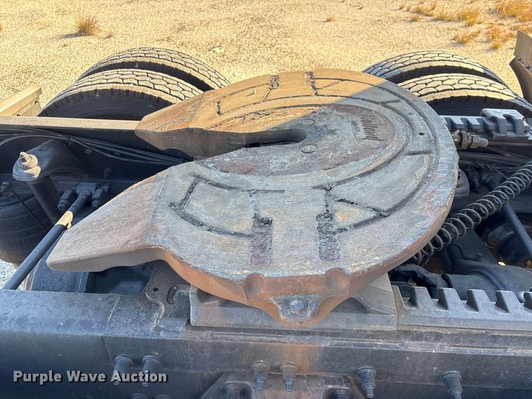 image for item YA1394 2017 Peterbilt 579  semi truck