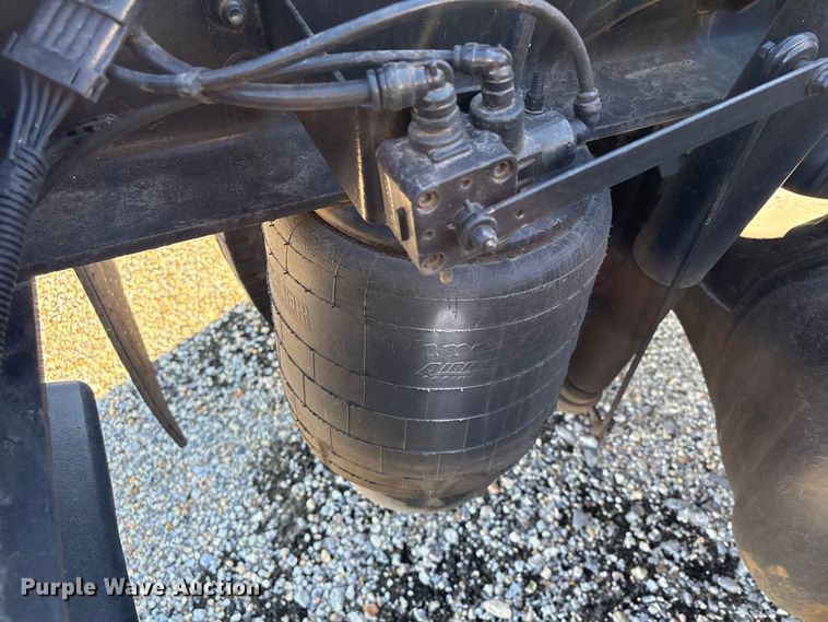 image for item YA1394 2017 Peterbilt 579  semi truck