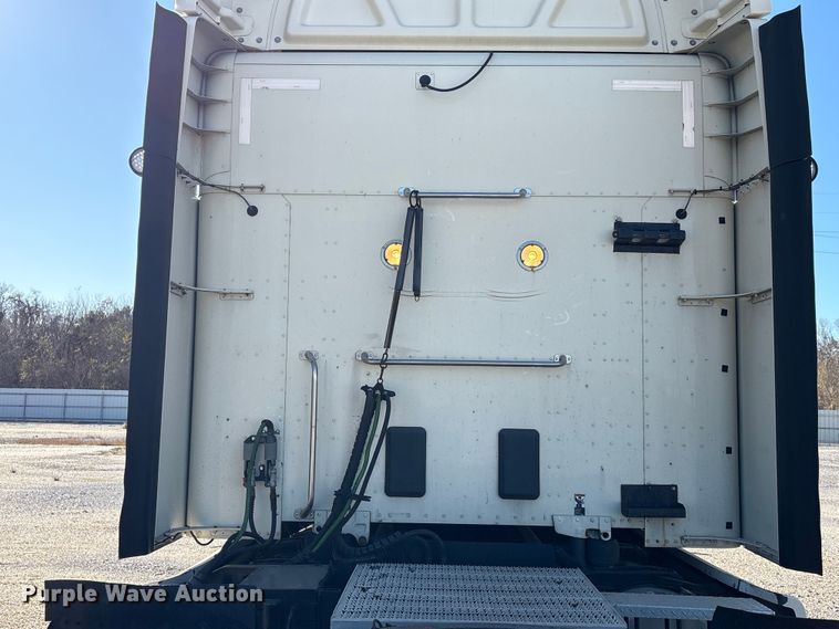 image for item YA1394 2017 Peterbilt 579  semi truck