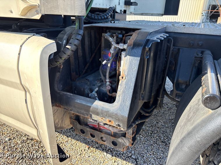 image for item YA1394 2017 Peterbilt 579  semi truck