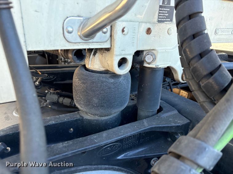 image for item YA1394 2017 Peterbilt 579  semi truck