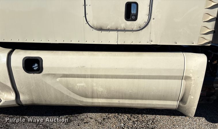 image for item YA1394 2017 Peterbilt 579  semi truck