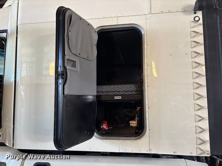 image for item YA1394 2017 Peterbilt 579  semi truck