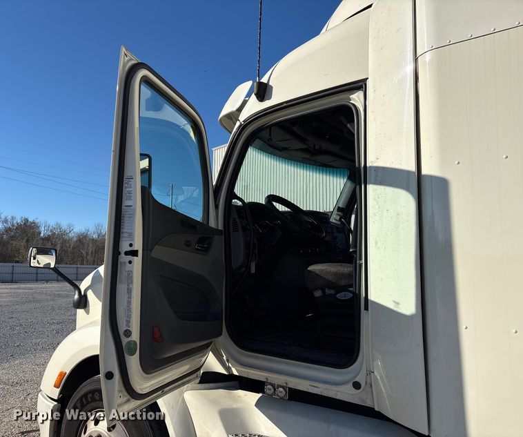 image for item YA1394 2017 Peterbilt 579  semi truck