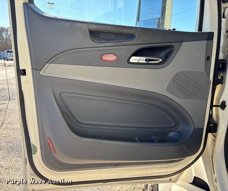 image for item YA1394 2017 Peterbilt 579  semi truck