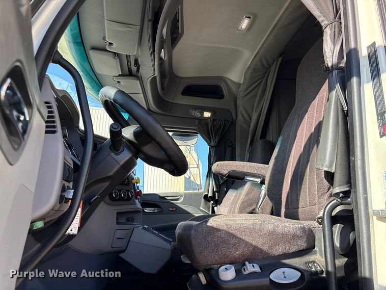 image for item YA1394 2017 Peterbilt 579  semi truck