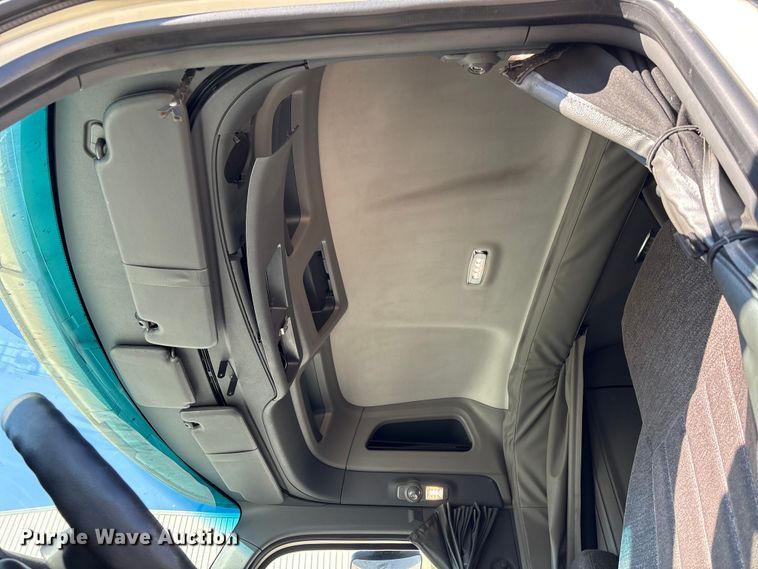 image for item YA1394 2017 Peterbilt 579  semi truck