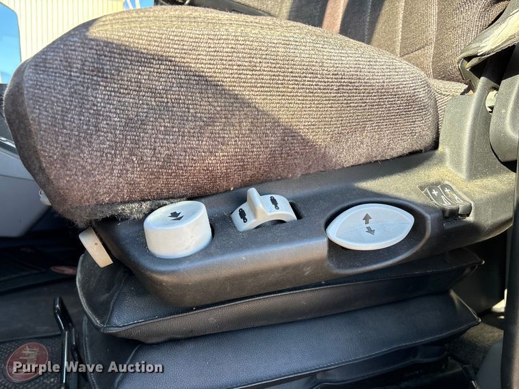 image for item YA1394 2017 Peterbilt 579  semi truck