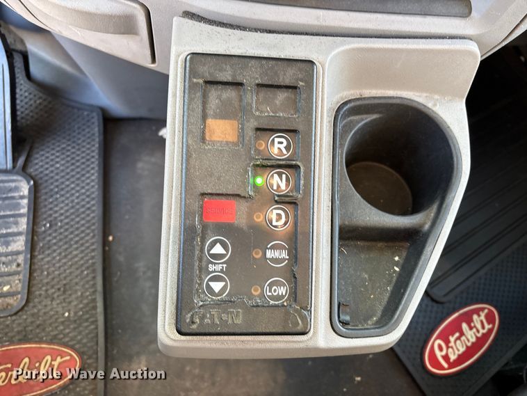 image for item YA1394 2017 Peterbilt 579  semi truck