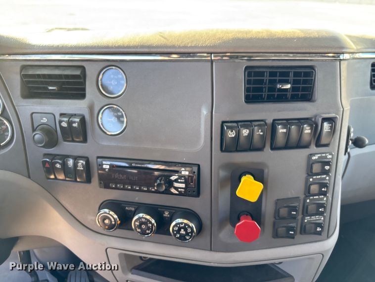 image for item YA1394 2017 Peterbilt 579  semi truck