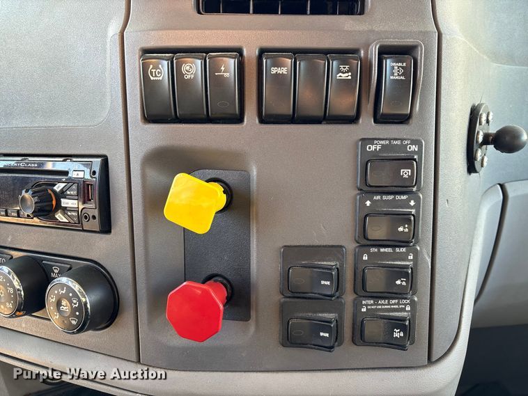 image for item YA1394 2017 Peterbilt 579  semi truck