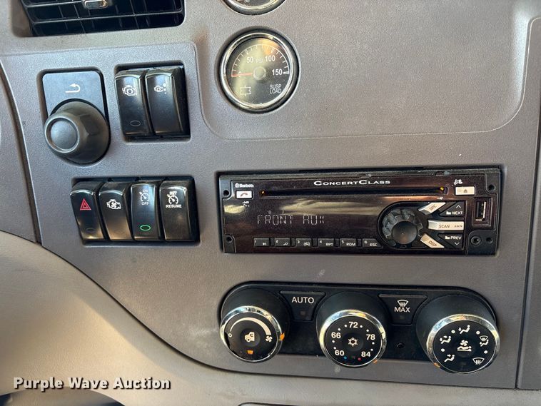 image for item YA1394 2017 Peterbilt 579  semi truck