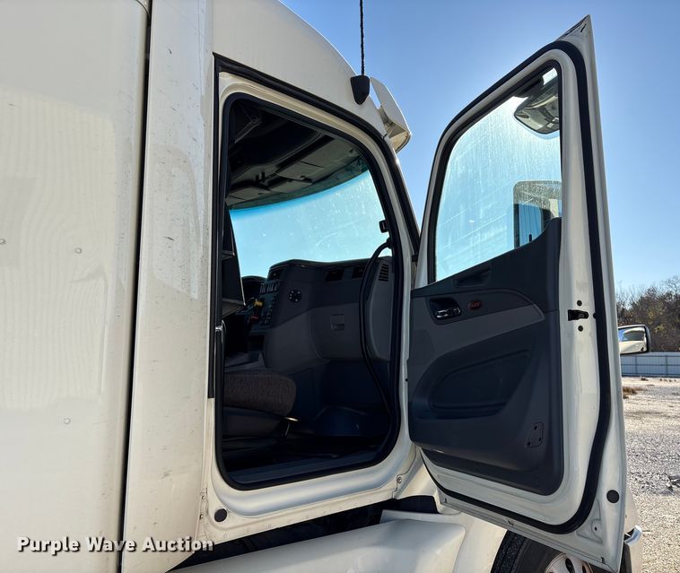 image for item YA1394 2017 Peterbilt 579  semi truck