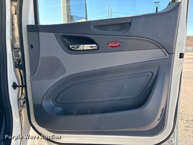 image for item YA1394 2017 Peterbilt 579  semi truck