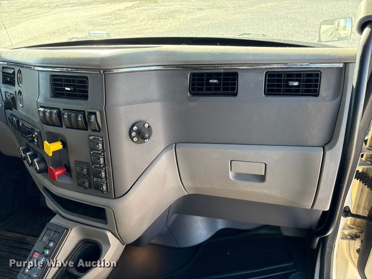 image for item YA1394 2017 Peterbilt 579  semi truck
