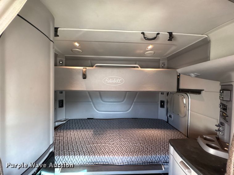 image for item YA1394 2017 Peterbilt 579  semi truck