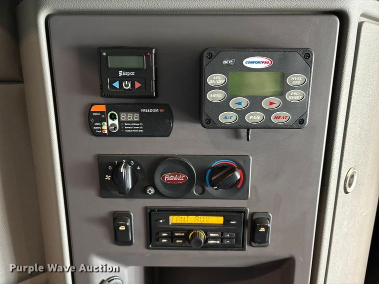 image for item YA1394 2017 Peterbilt 579  semi truck