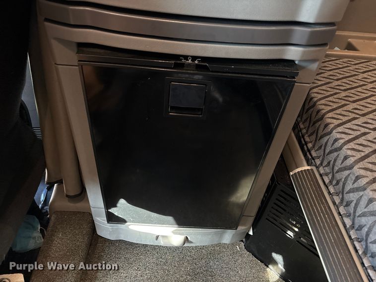 image for item YA1394 2017 Peterbilt 579  semi truck