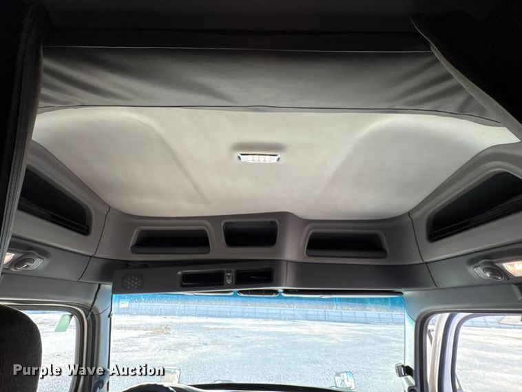 image for item YA1394 2017 Peterbilt 579  semi truck